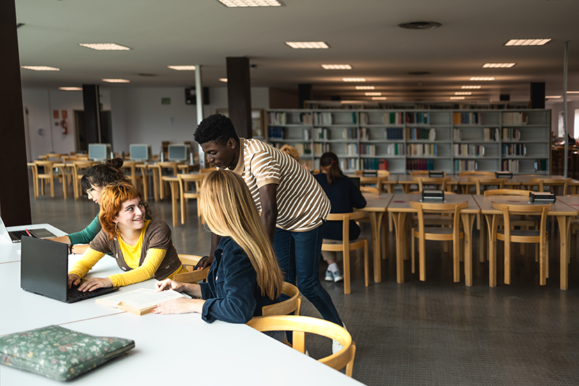 Alumnos estudiando en una biblioteca