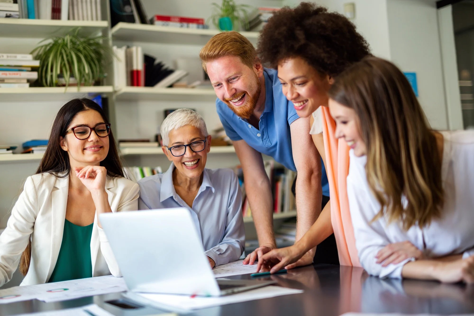 Alumnos diversos viendo un ordenador