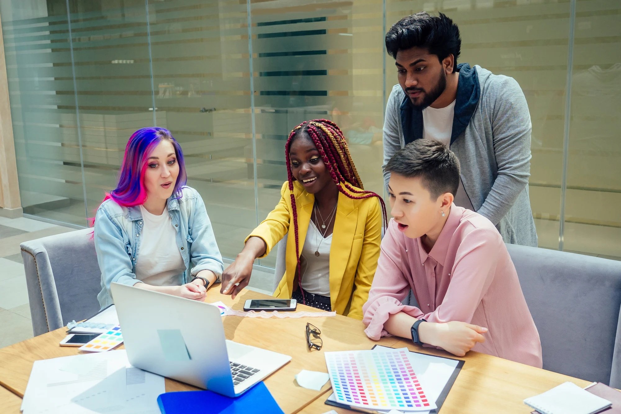 Gente diversa viendo contenido en un ordenador