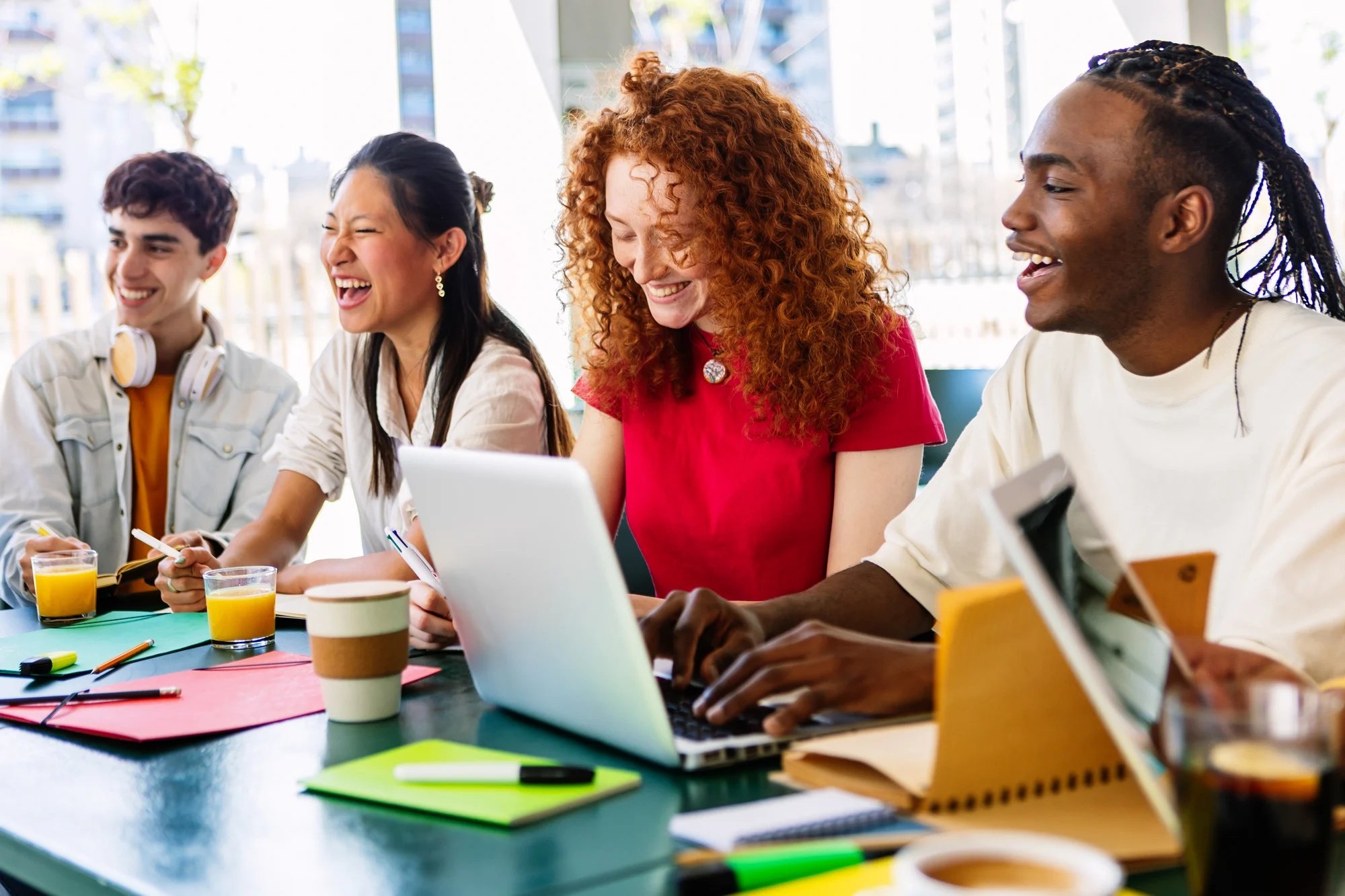 Grupo de cuatro alumnos en clase con ordenadores