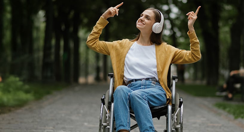 Mujer alegre escuchando música