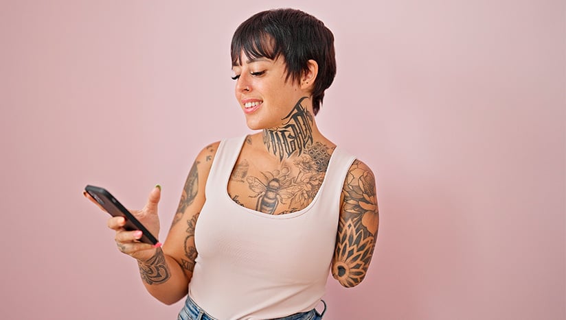 Mujer feliz mirando el móvil
