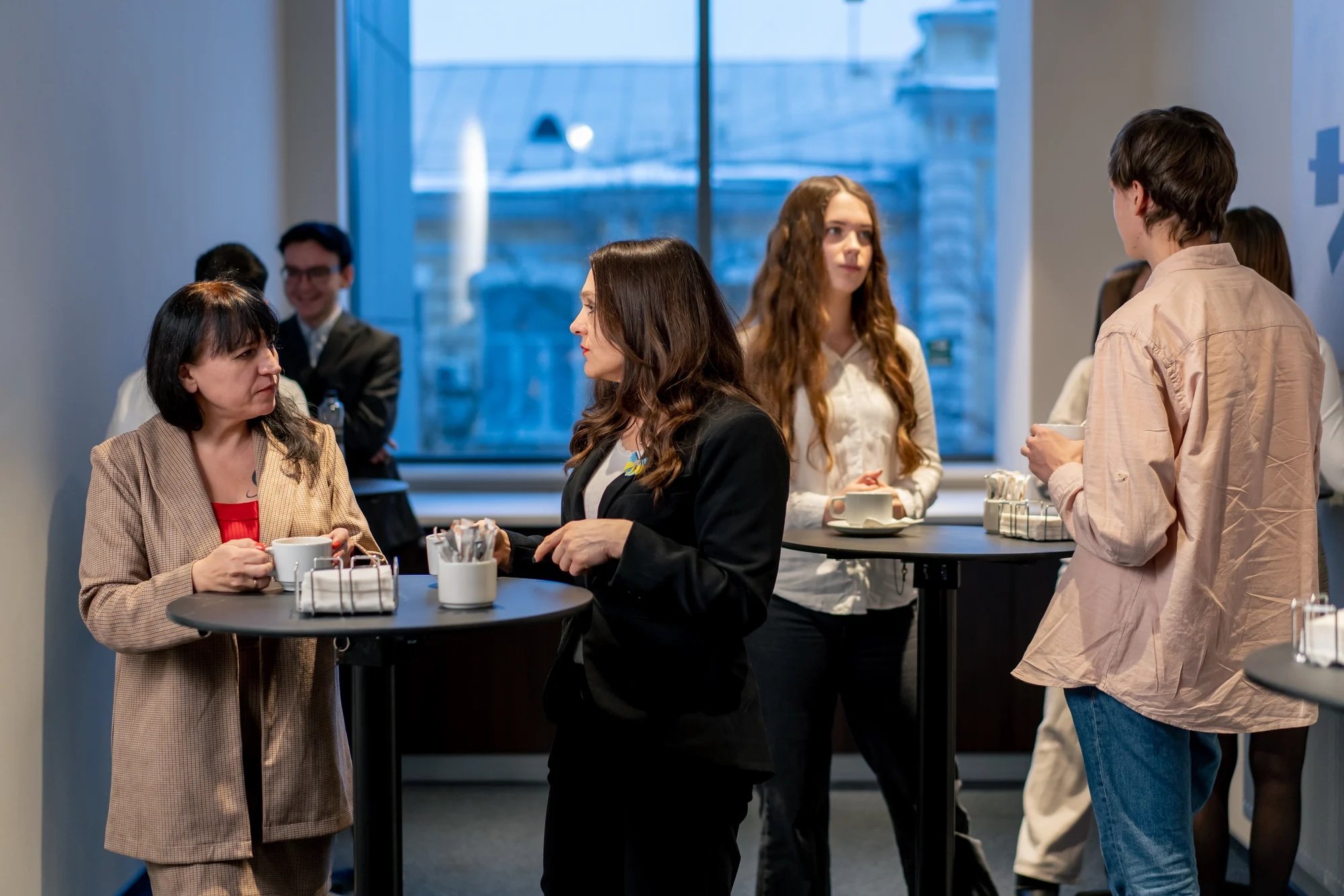 personas haciendo networking en un espacio corporativo