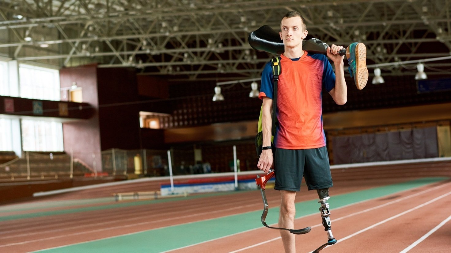 Atleta con piernas protésicas