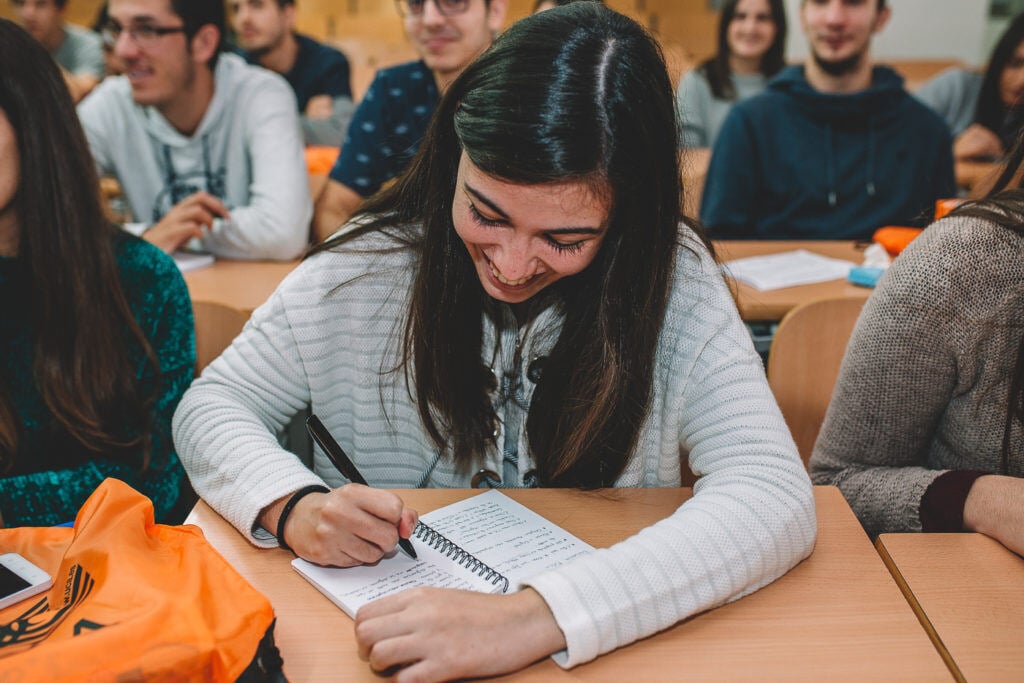 estudiante anotando en talent at work
