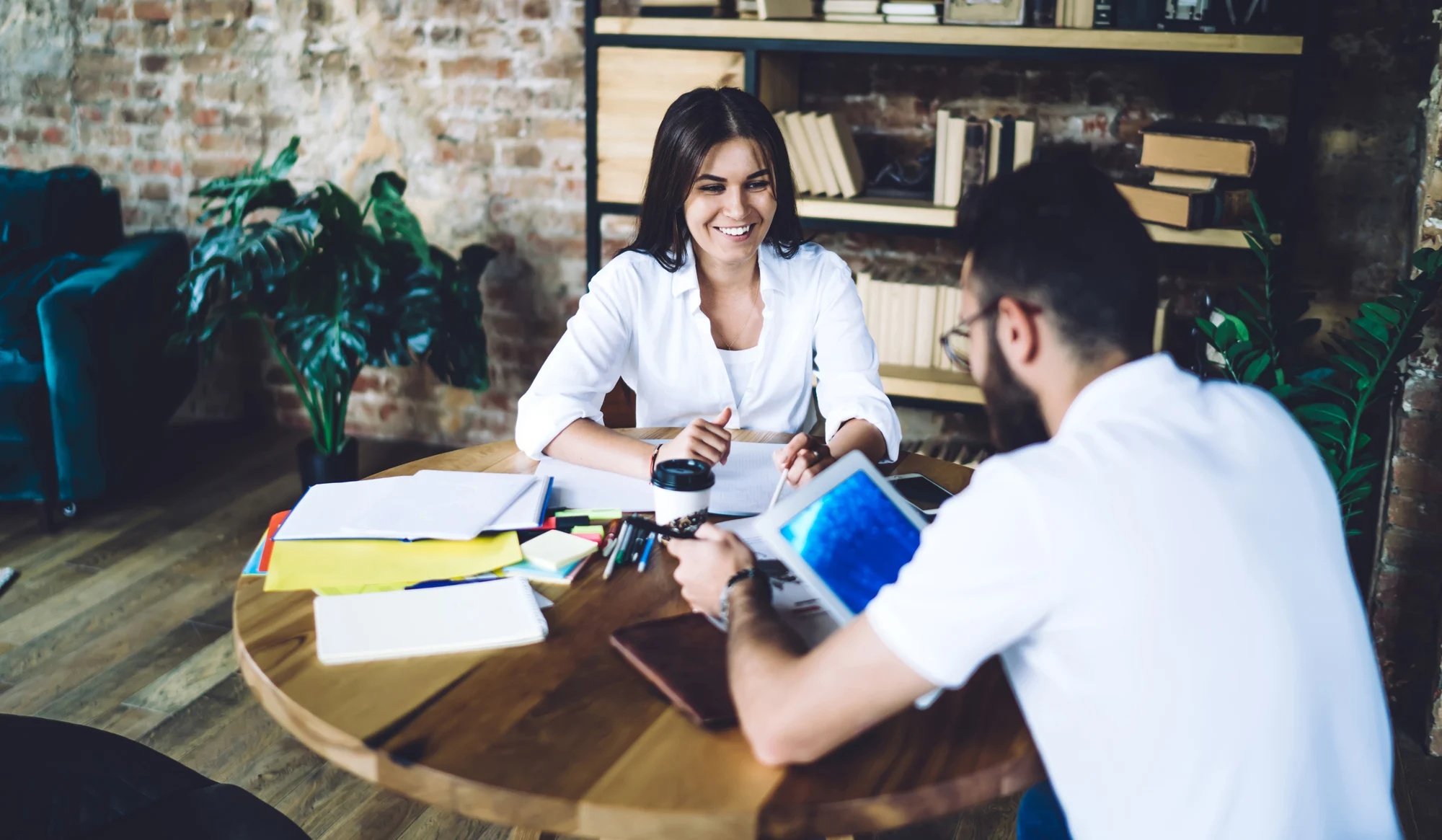 Profesora y alumno con una tablet