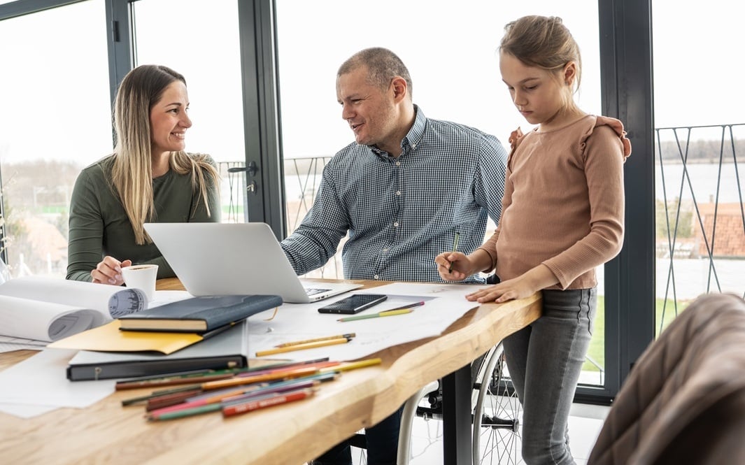 Familia con padre en silla de ruedas