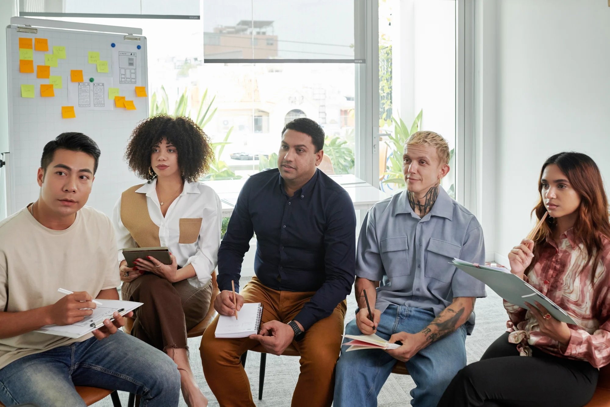 Grupo de alumnos y alumnas atendiendo a una clase