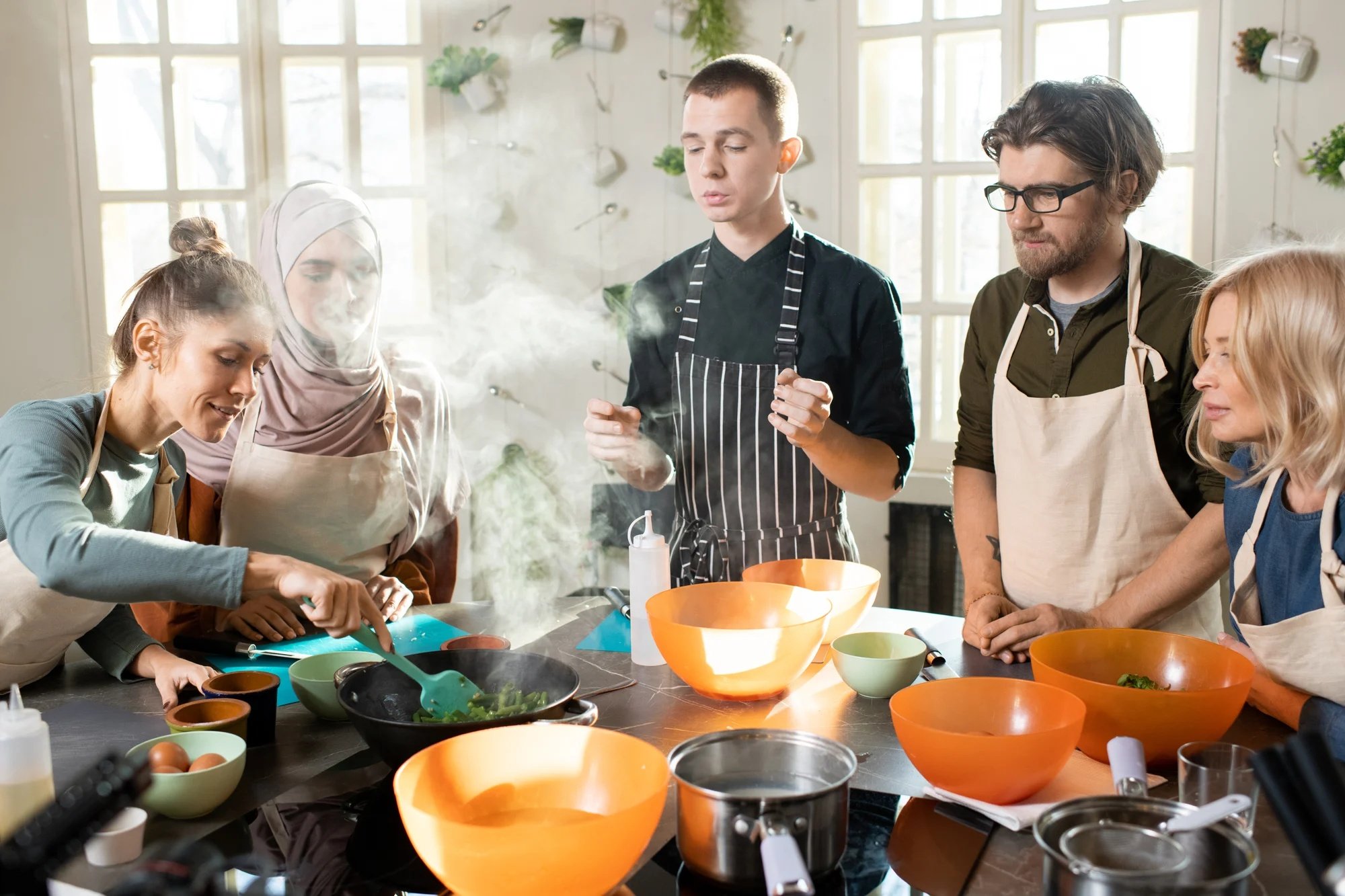 Grupo de personas en un taller de cocina