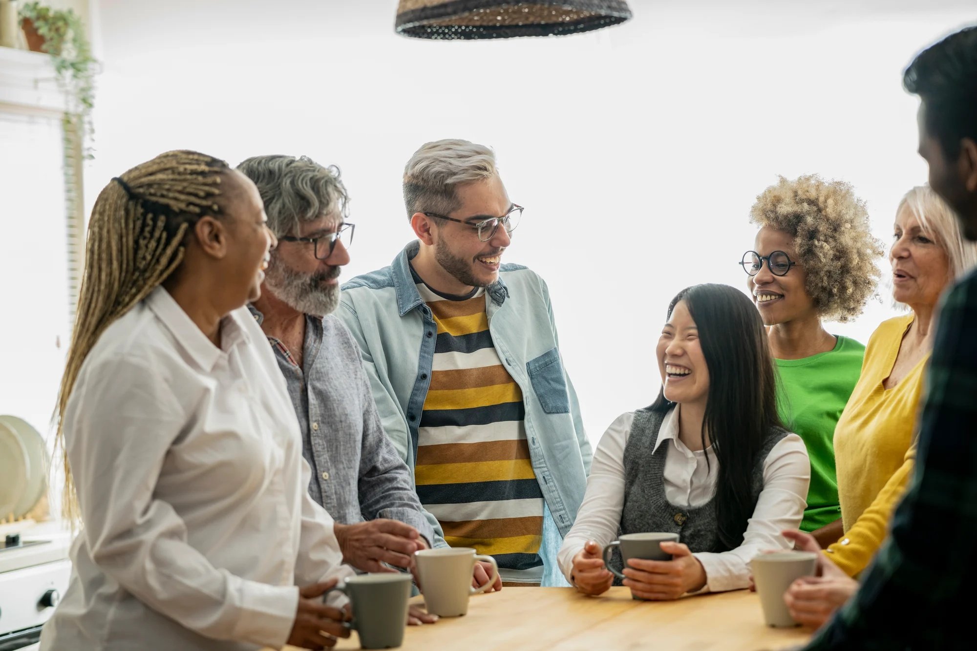 Grupo de diversas personas riendo