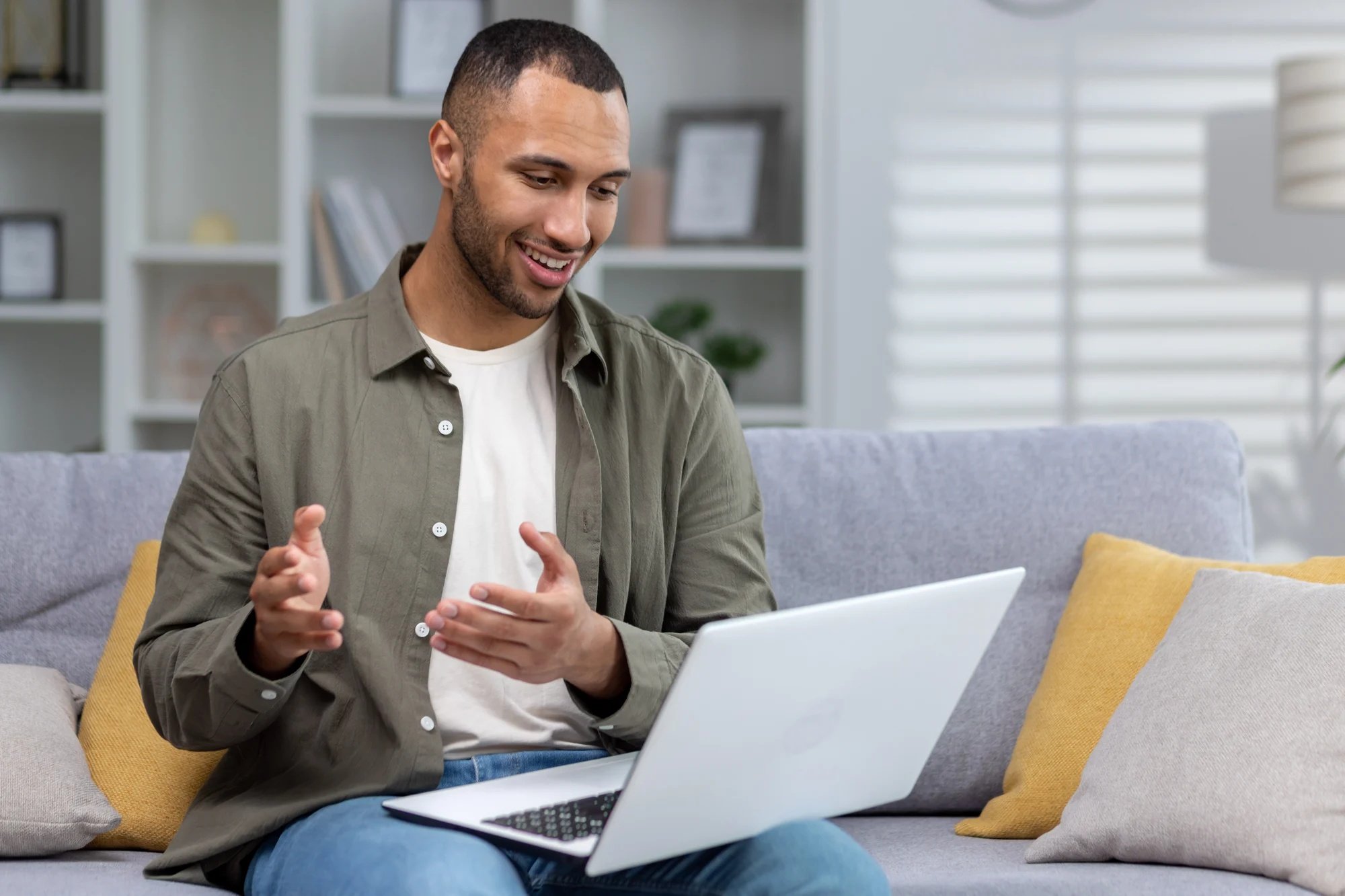 Hombre conversando en videollamada