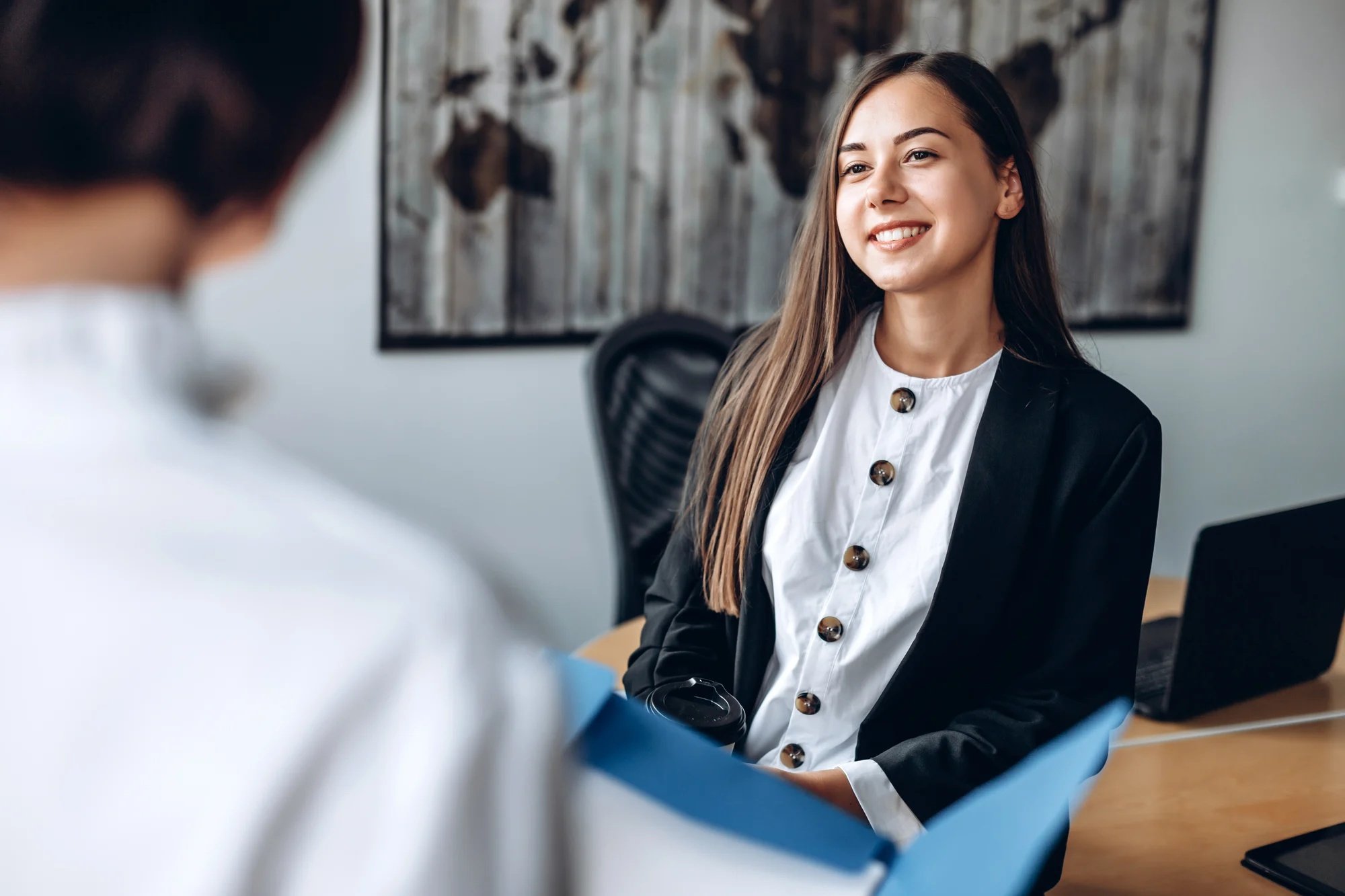Mujer sonriente siendo entrevistada