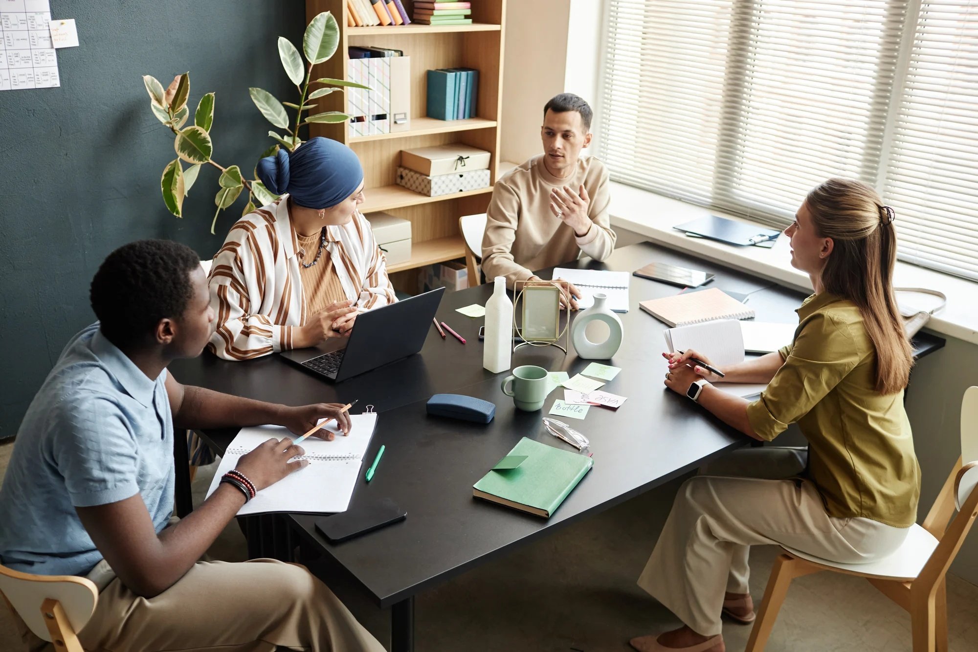 Personas debatiendo en una mesa