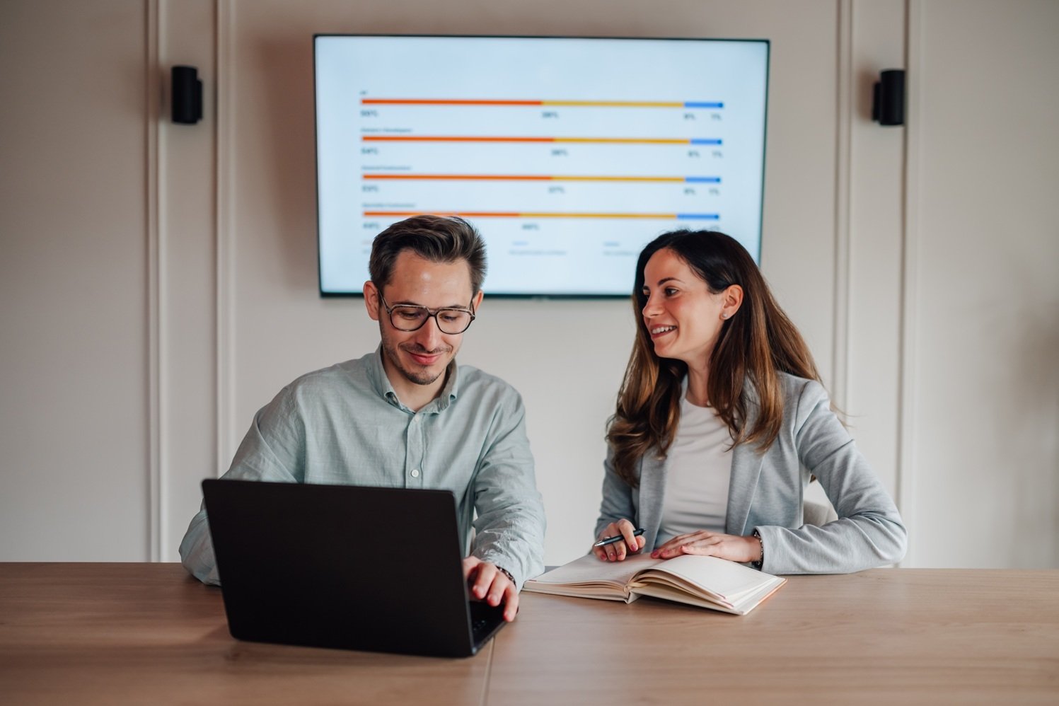 Trabajadores con ordenador 