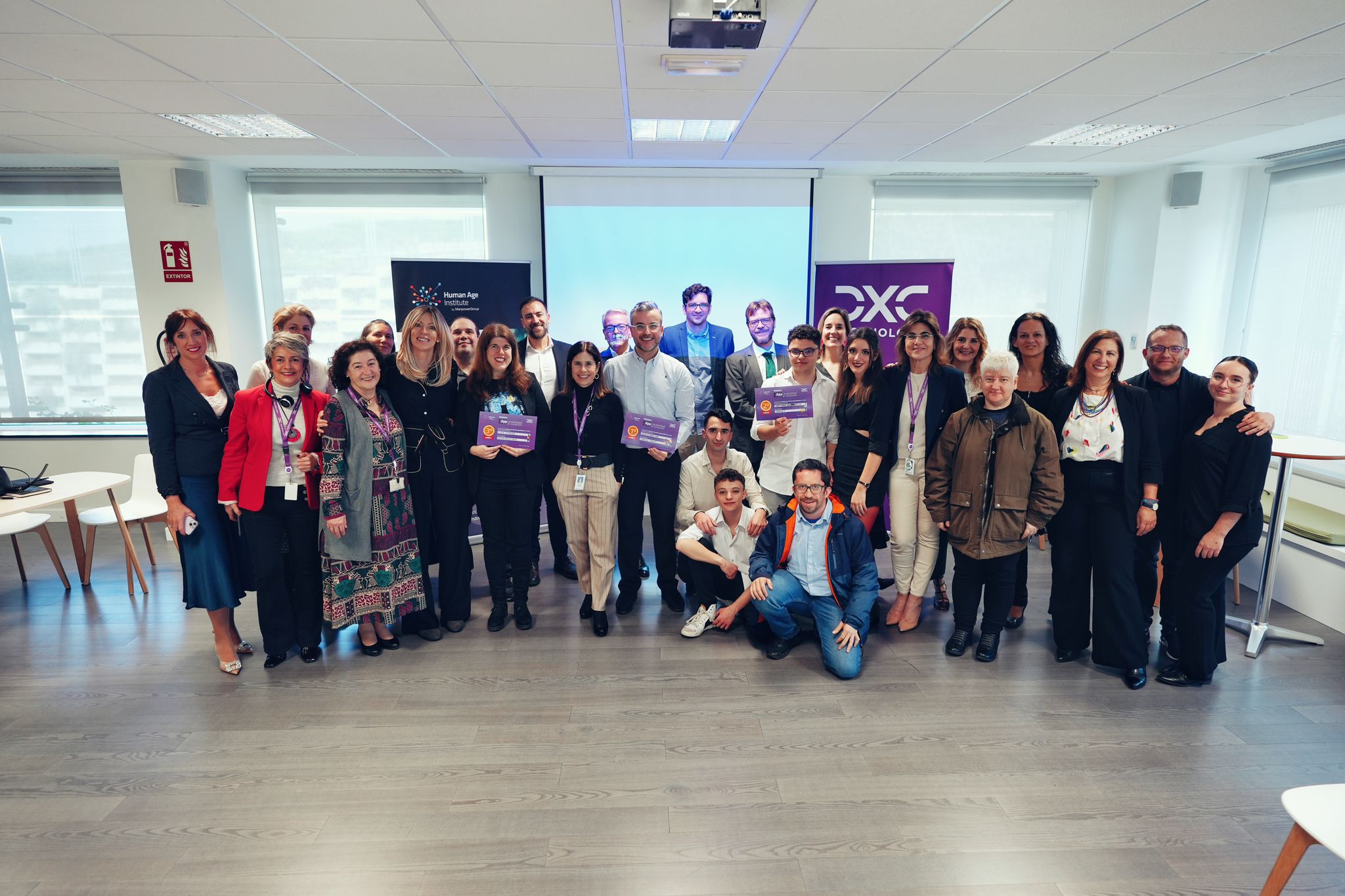 Foto de grupo de los galardonados por Human Age Institute en la I Edición de las becas