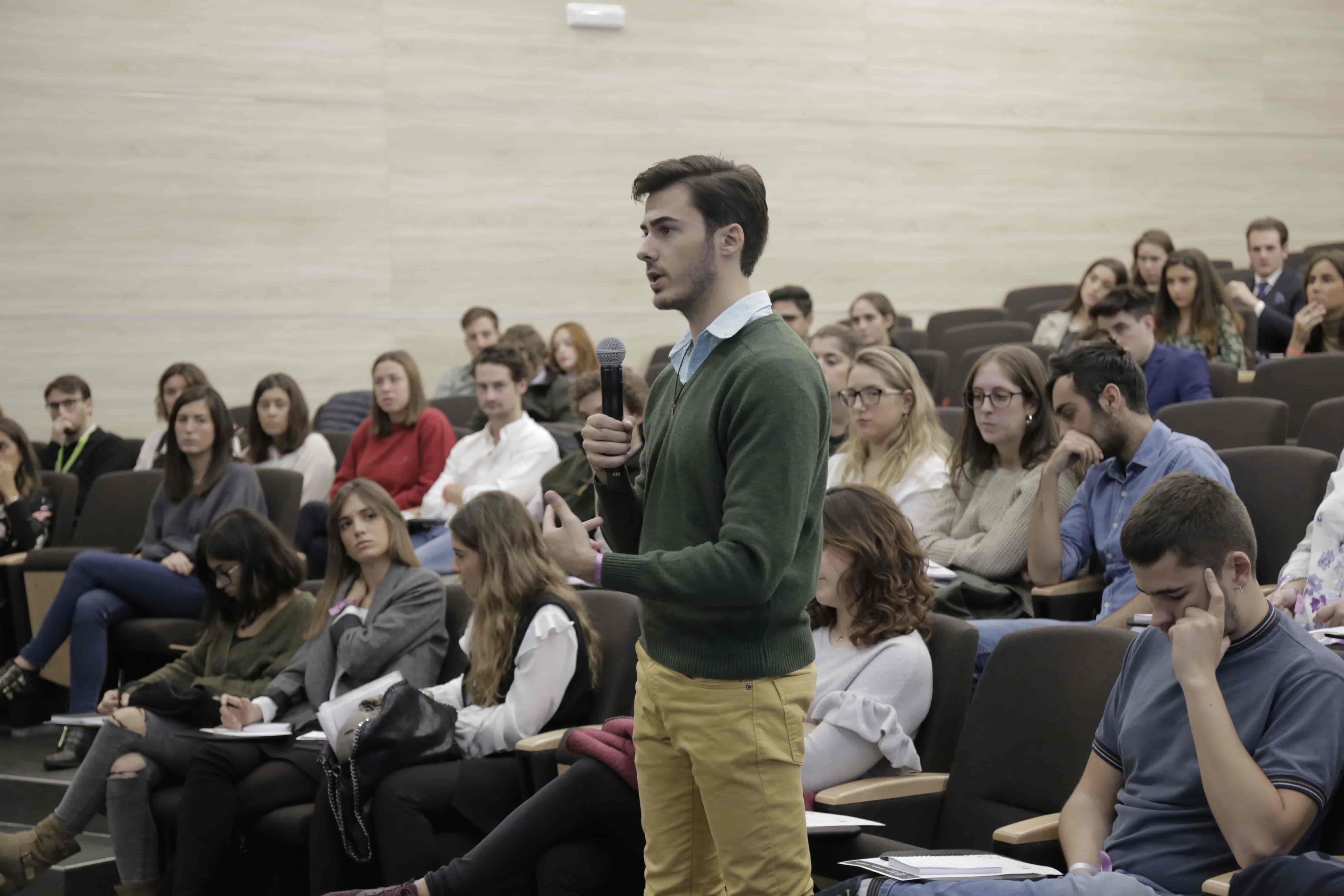 Universitario preguntando a expertos de Recursos Humanos