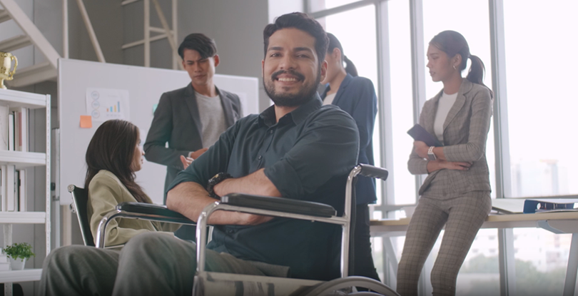 hombre-silla-de-ruedas-oficina hombre-silla-de-ruedas-oficina