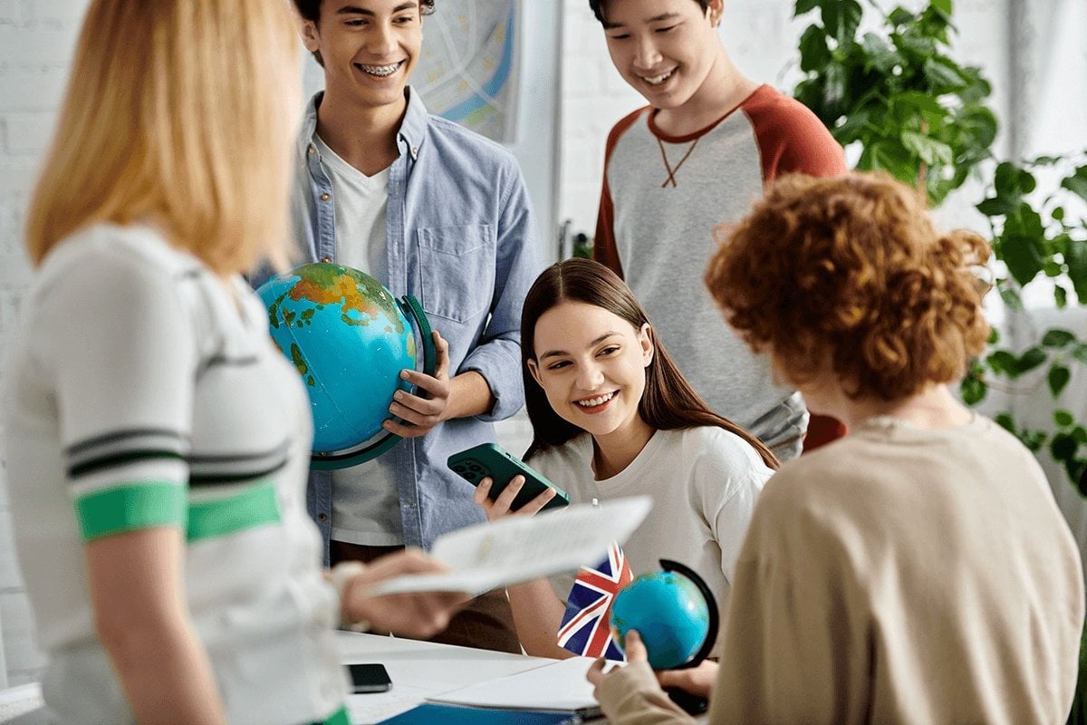 Alumnos con globos terráqueos