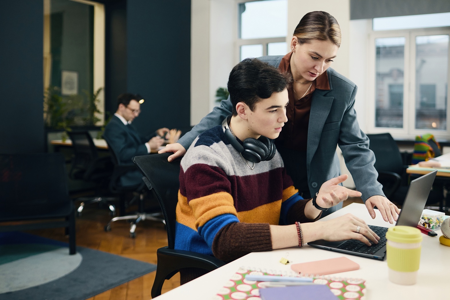 Mujer ayuda a un nuevo empleado