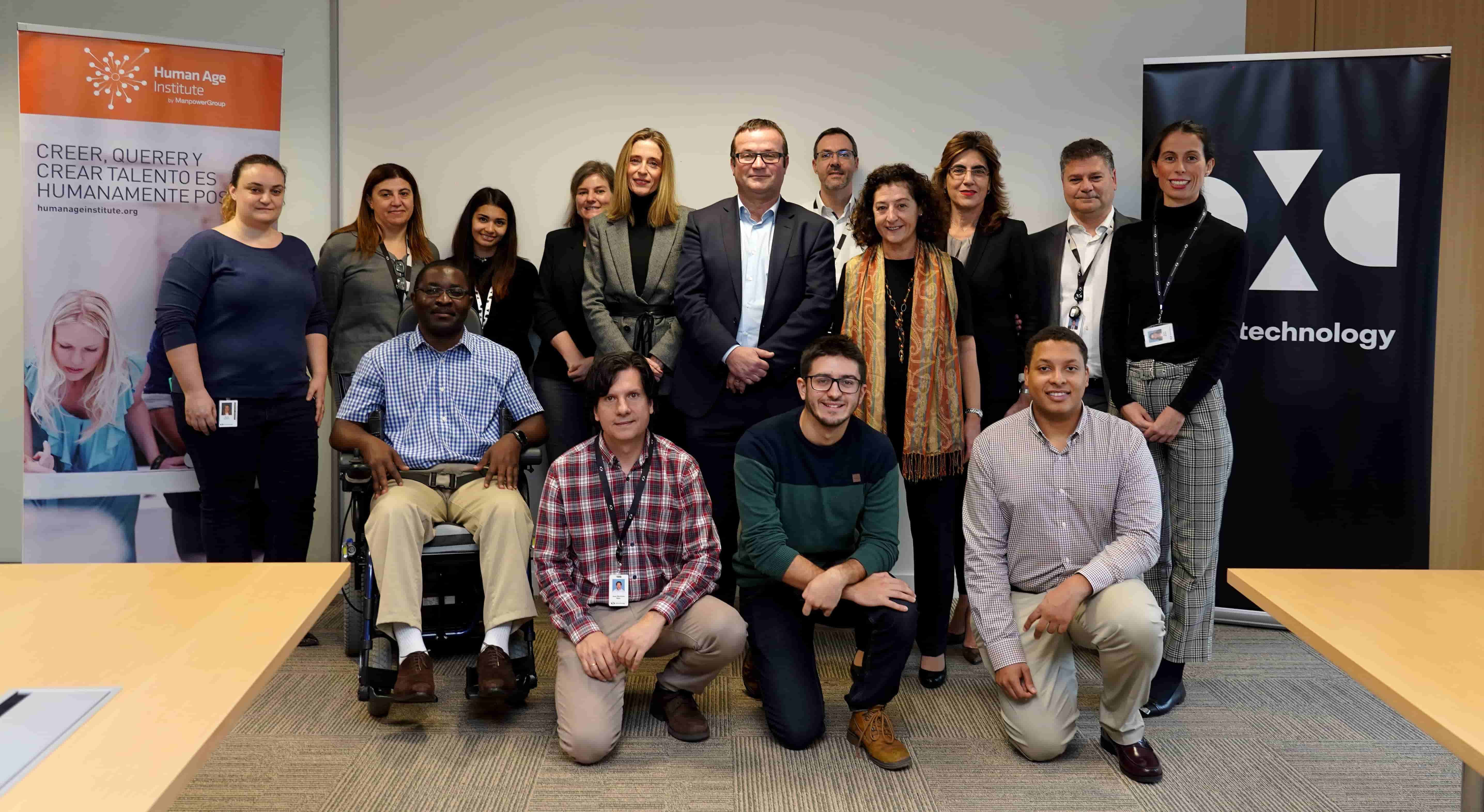 Trabajadores en el evento de la beca DXC Integra