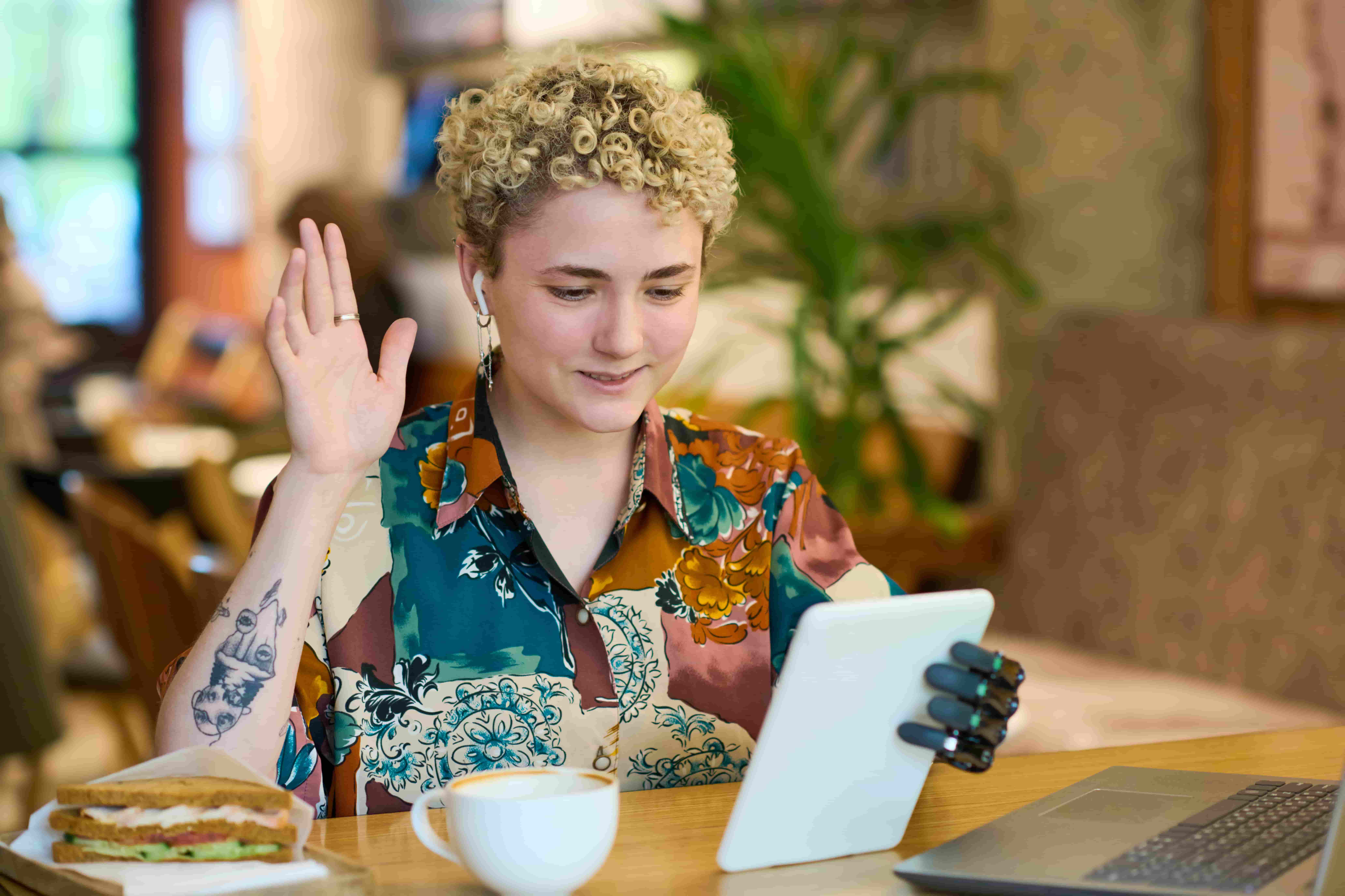 Chica con discapacidad sonriendo y sujetando una tablet