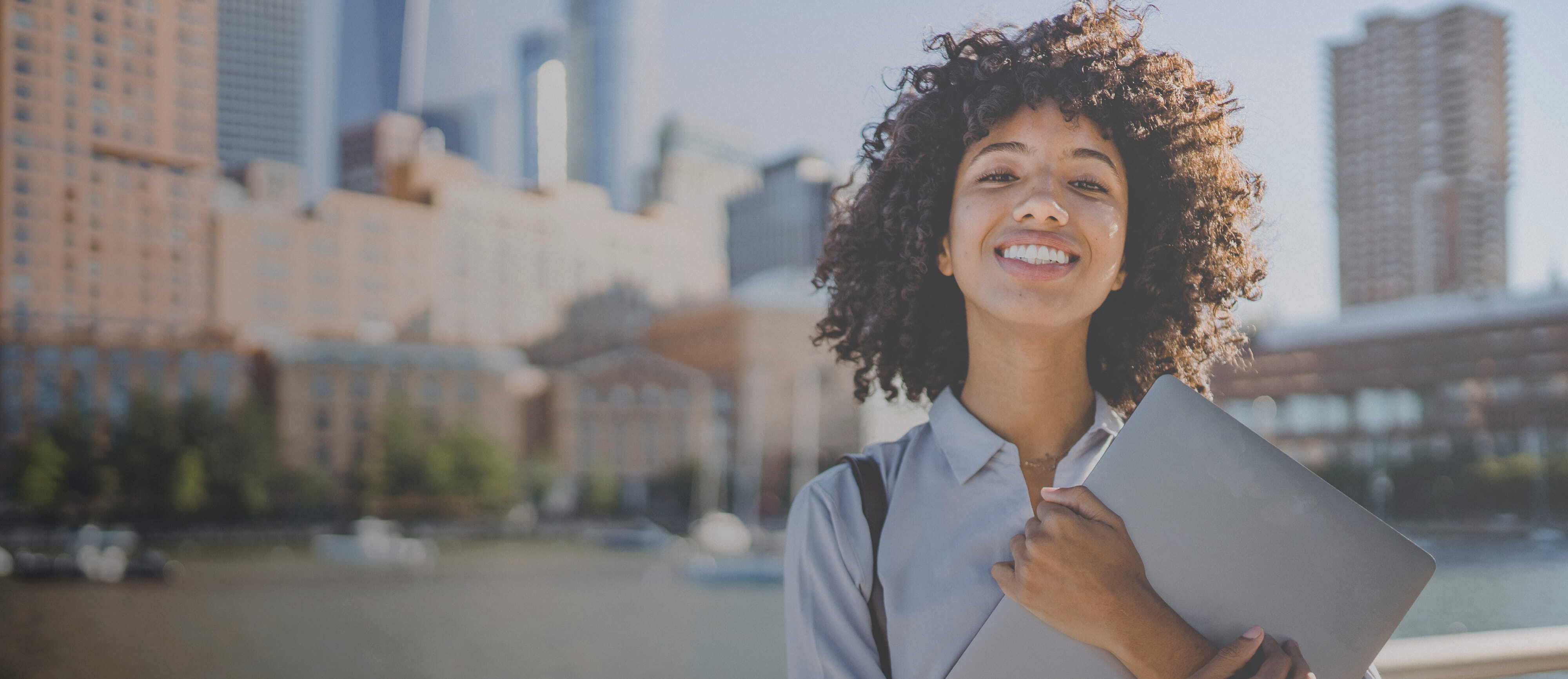 Chica joven sujetando un portátil