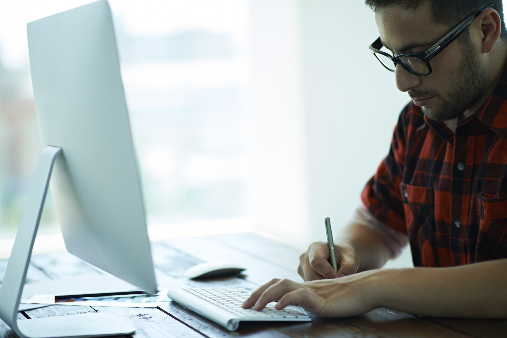 Chico estudiando y tomando apuntes