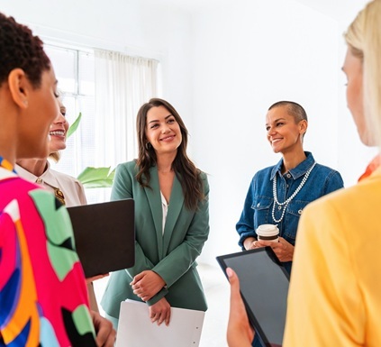 compañeras-trabajo-sonriendo-1