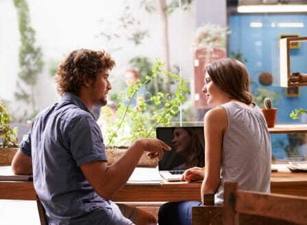 Dos trabajadores jóvenes comunicándose