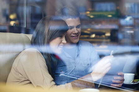 Dos personas viendo una tablet