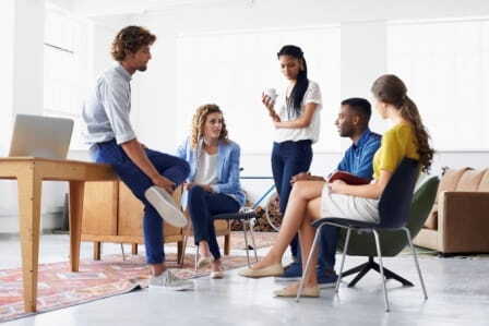 Equipo de trabajadores debatiendo