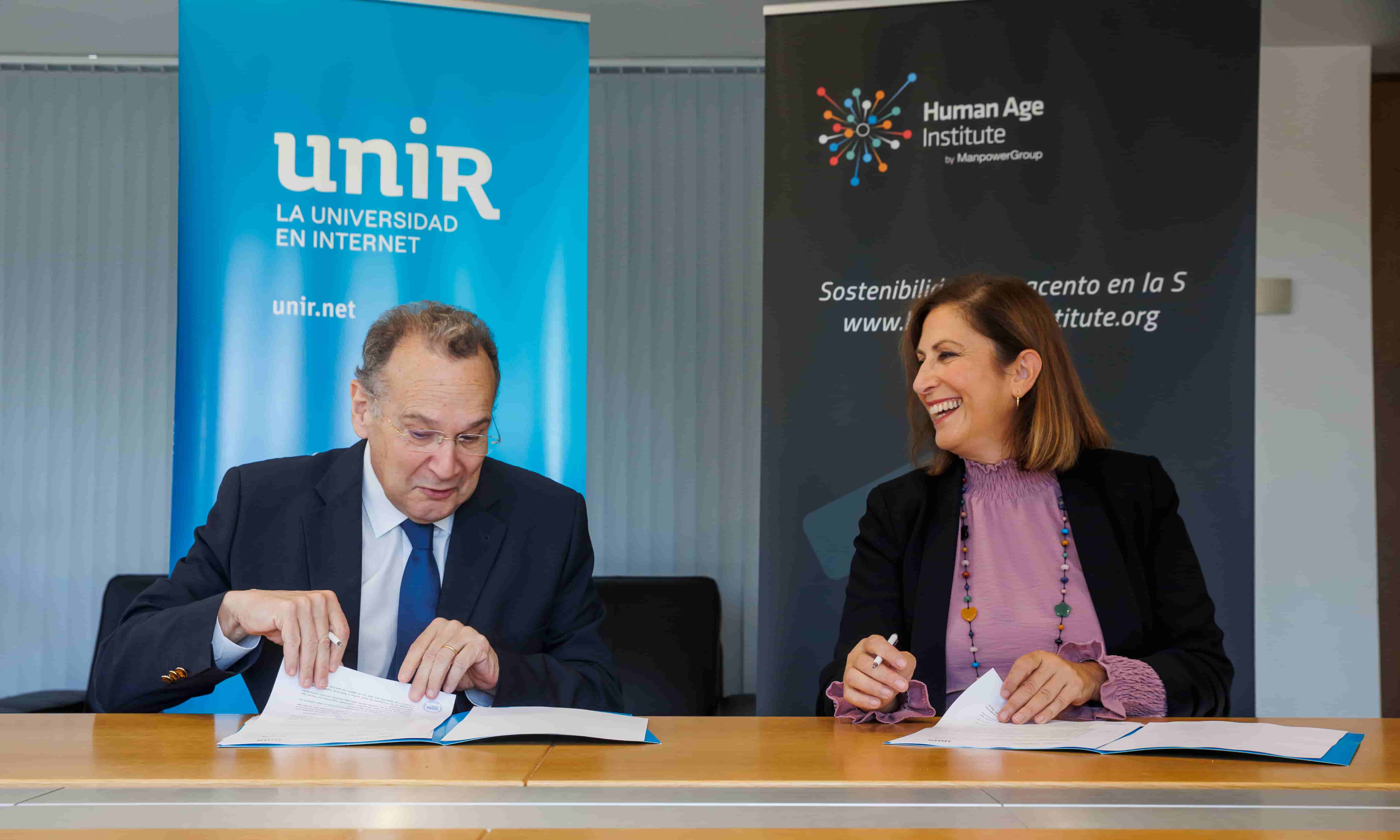 Firma entre los representantes de UNIR y Human Age Institute