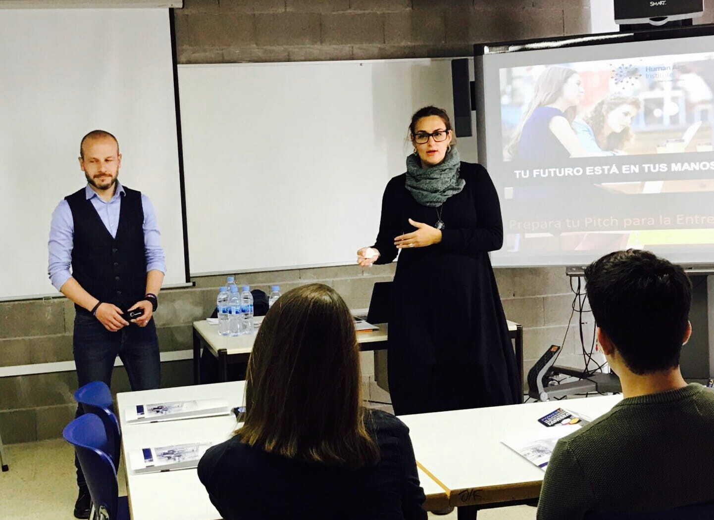 Formadores de Human Age Institute durante la sesión con alumnos de FEDA