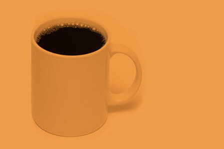 Café con fondo amarillo