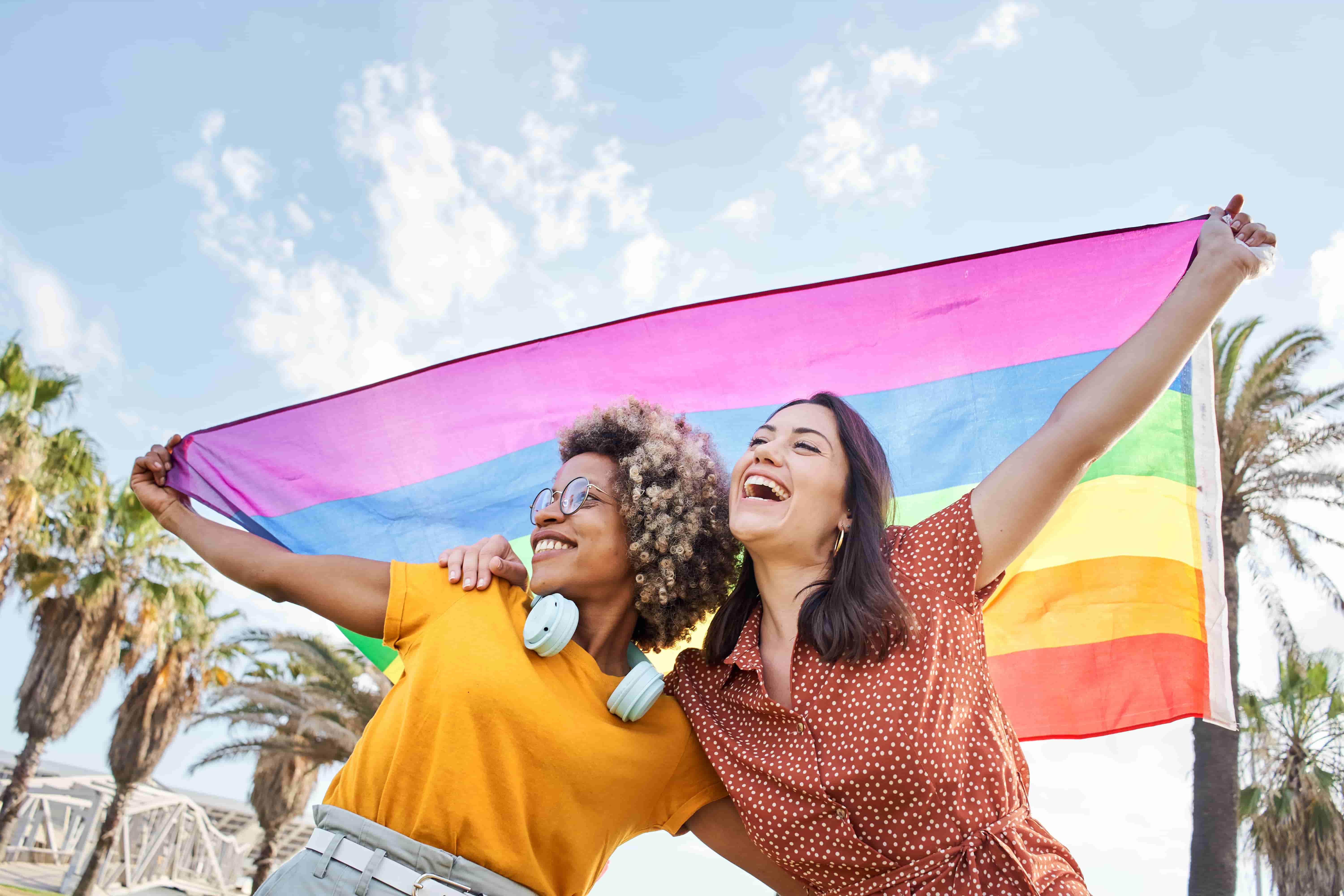 Dos mujeres con la bandera LGBTQI+