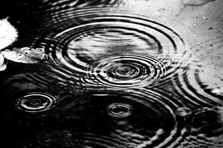 Gotas de lluvia cayendo en agua