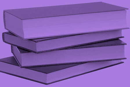 Libros con fondo morado