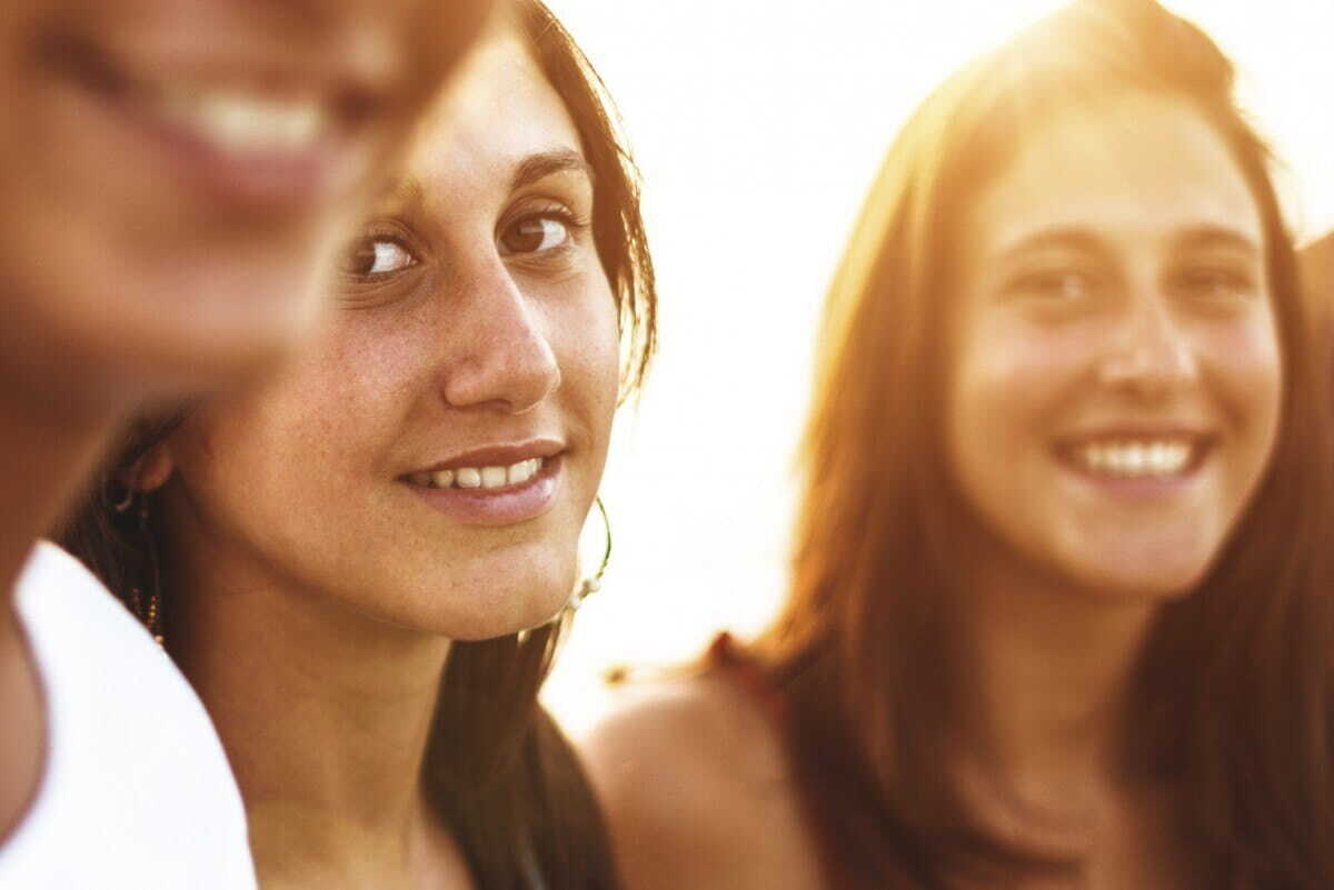 Dos mujeres jóvenes sonriendo
