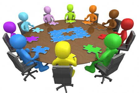 Equipo reunido con piezas de puzzle