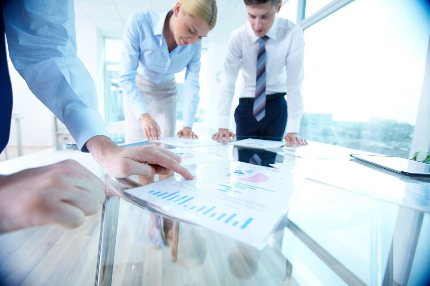 Trabajadores debatiendo sobre un informe