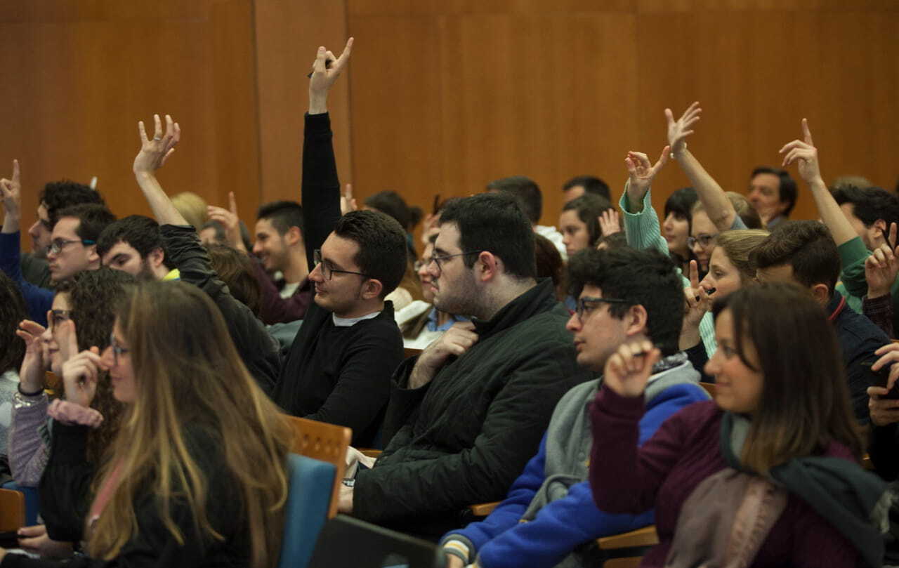 Estudiantes de la Universidad de Sevilla haciendo preguntas