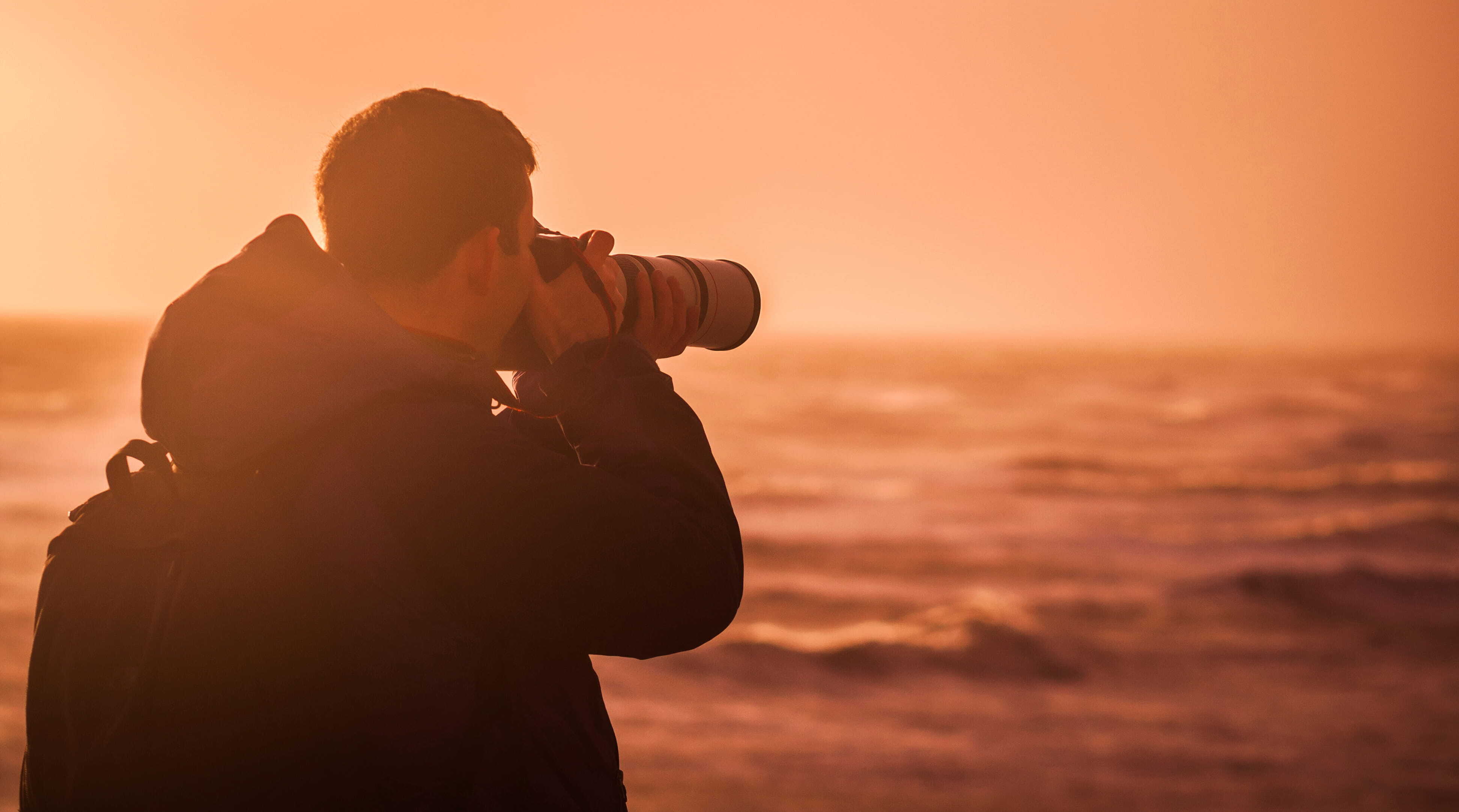 Fotógrafo haciendo fotos al mar
