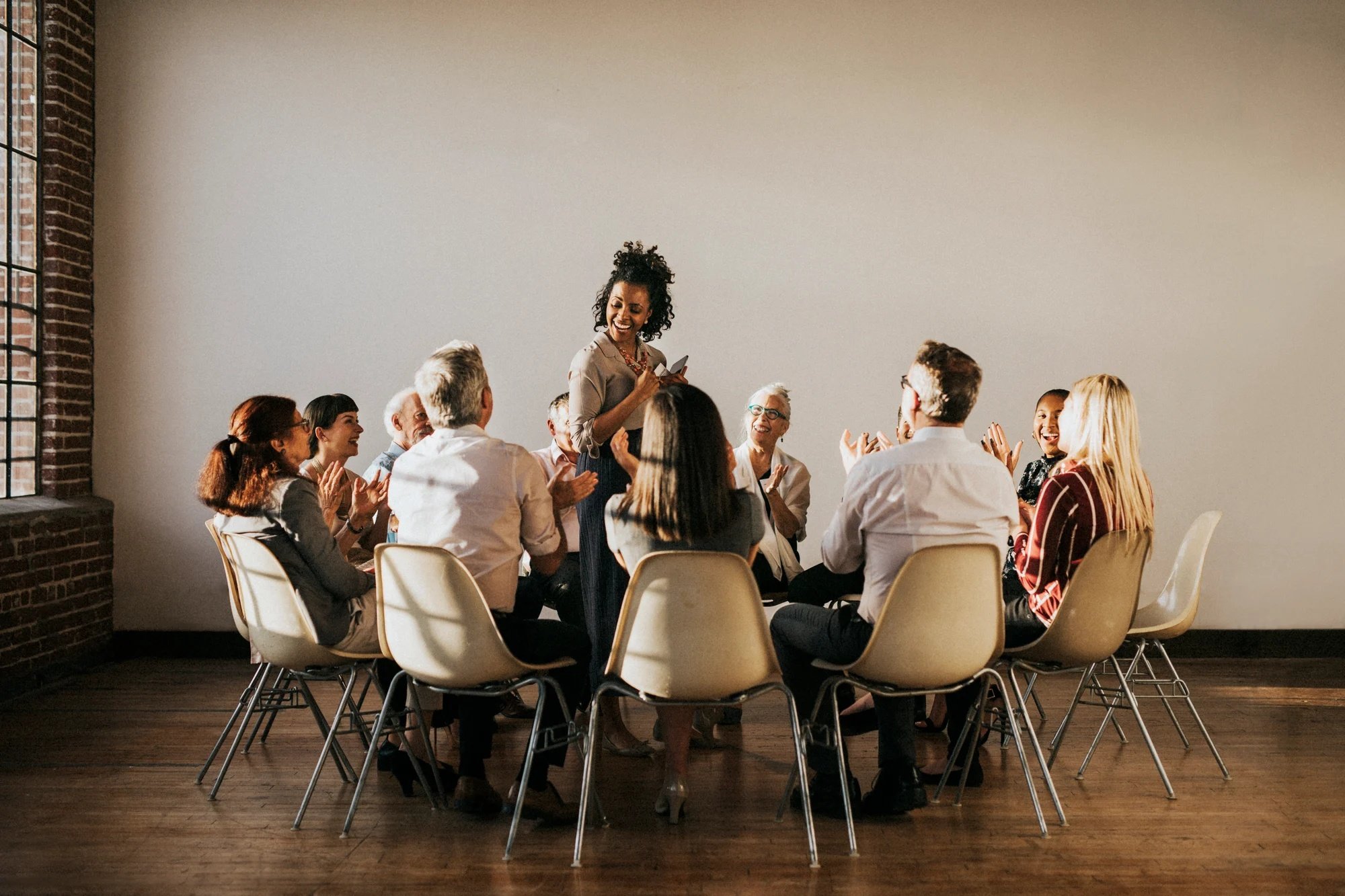 Gente reunida aplaudiendo