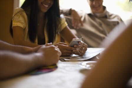 Grupo de jóvenes hablando