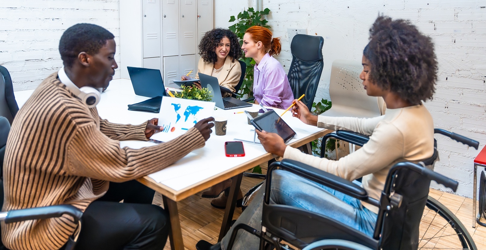 Grupo de estudiantes diverso