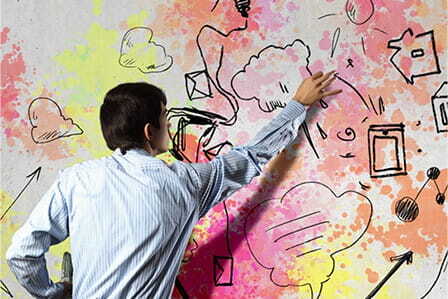 Hombre dibujando en una pared