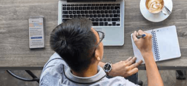 Hombre joven escribiendo en un cuaderno