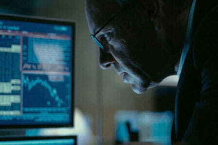 Hombre mirando un ordenador