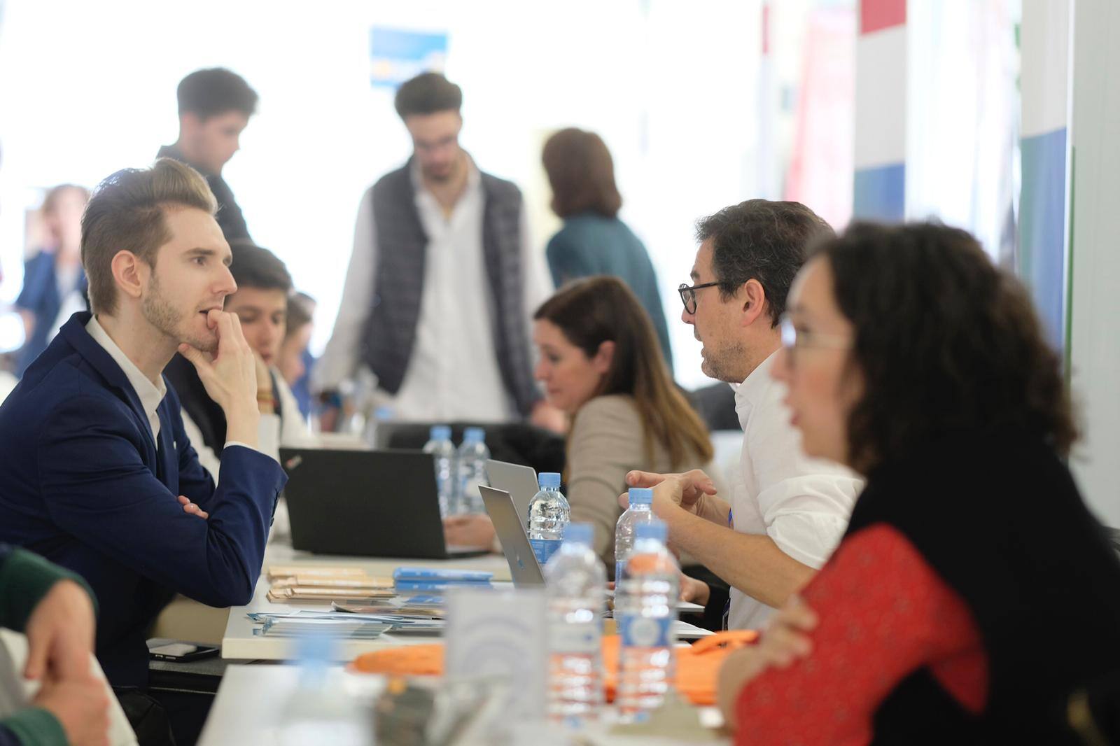 Alumnos y profesores en la jornada USJ Connecta-PowerYouXperience