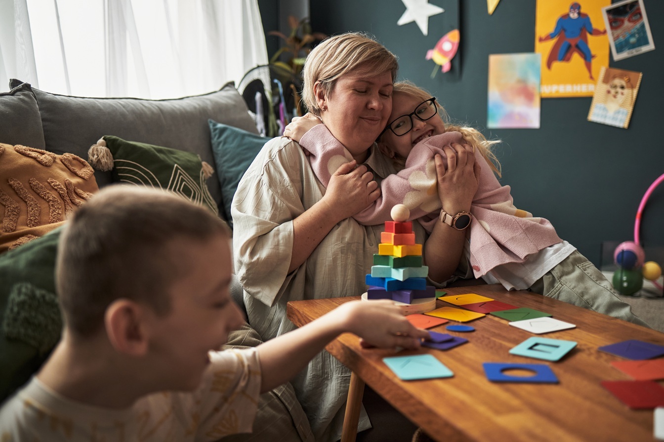 Madre jugando con hijos con discapacidad